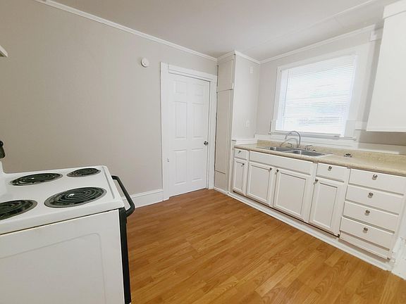 4th image of 992 Bond Ave