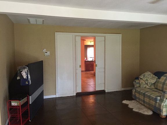 3rd image of 929 Mulberry Ln