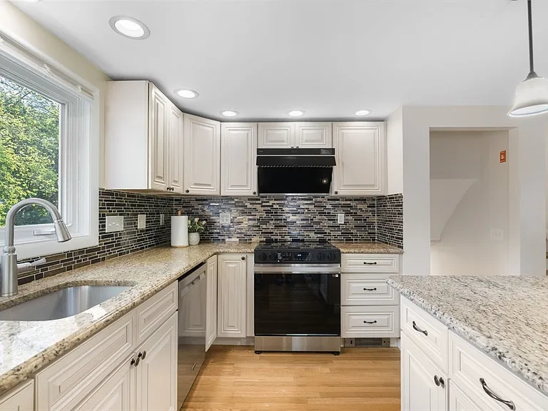 221 Totten Pond Rd — Photo 4