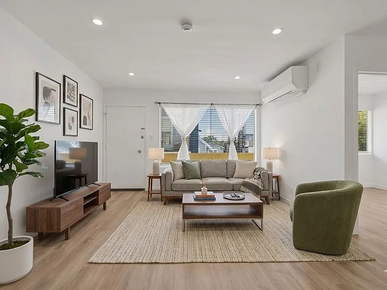 1827 N Van Ness Ave — Photo 2
