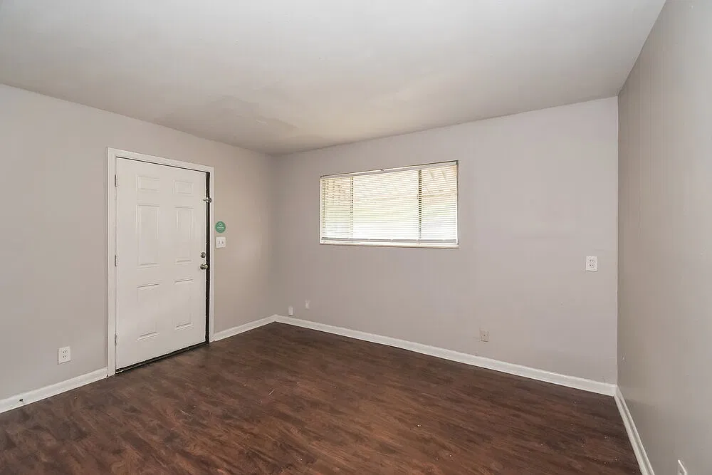 3 bed, 1.0 bath, 975 sqft, $1,330 — Photo 4