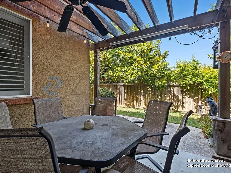 887 Hampton St — Photo 32