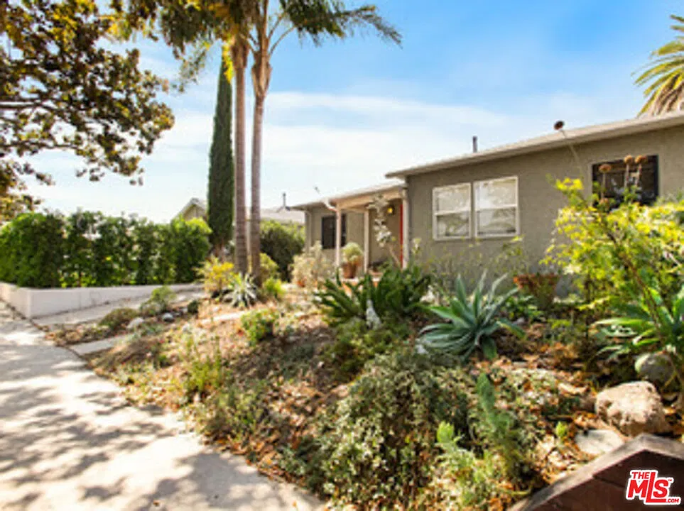3 bed, 1.0 bath, 1126 sqft, $5,000 — Photo 2