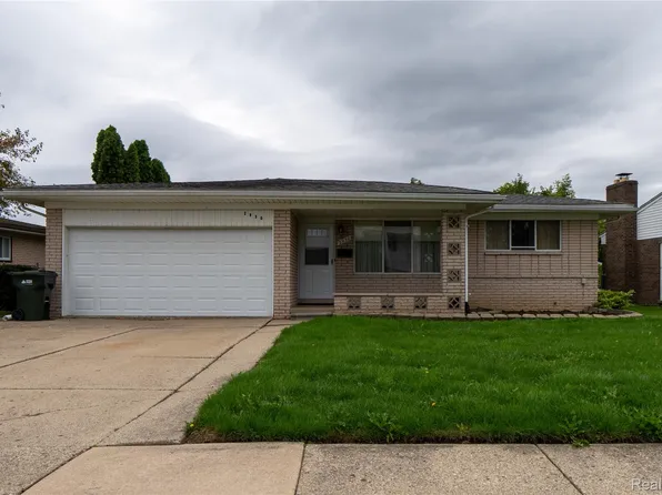 2930 Groves Dr, Sterling Heights, MI 48310