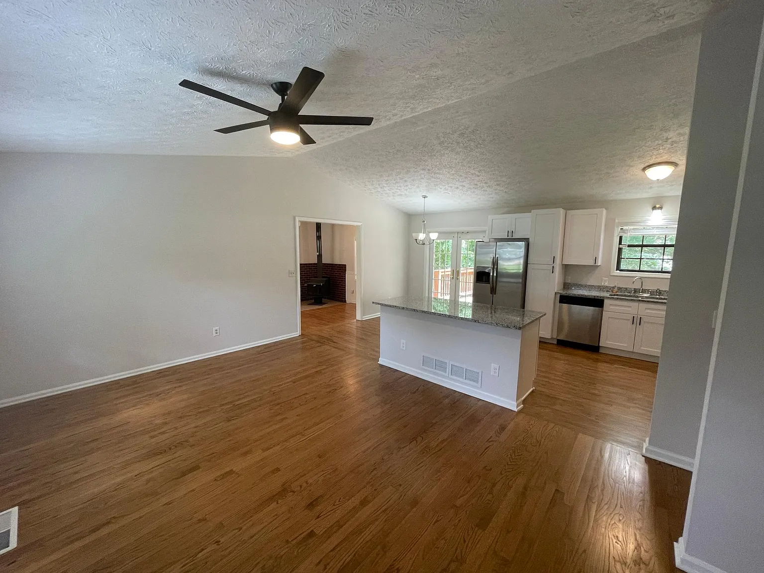 2423 Falcon Ct — Photo 2