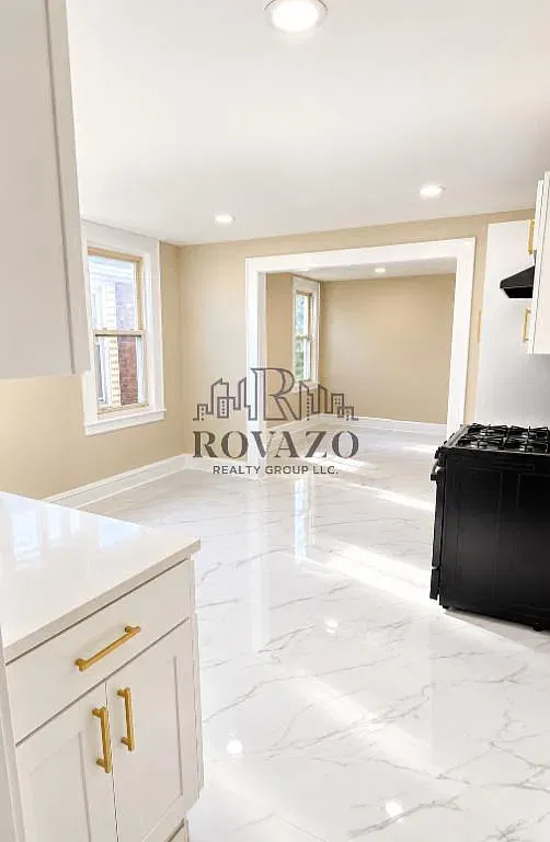 4 bed, 1.5 bath, 900 sqft, $2,600 — Photo 2