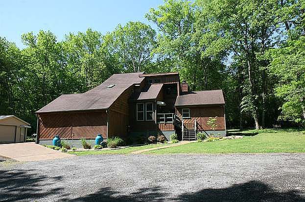 1st image of 552 Lakeshore Dr