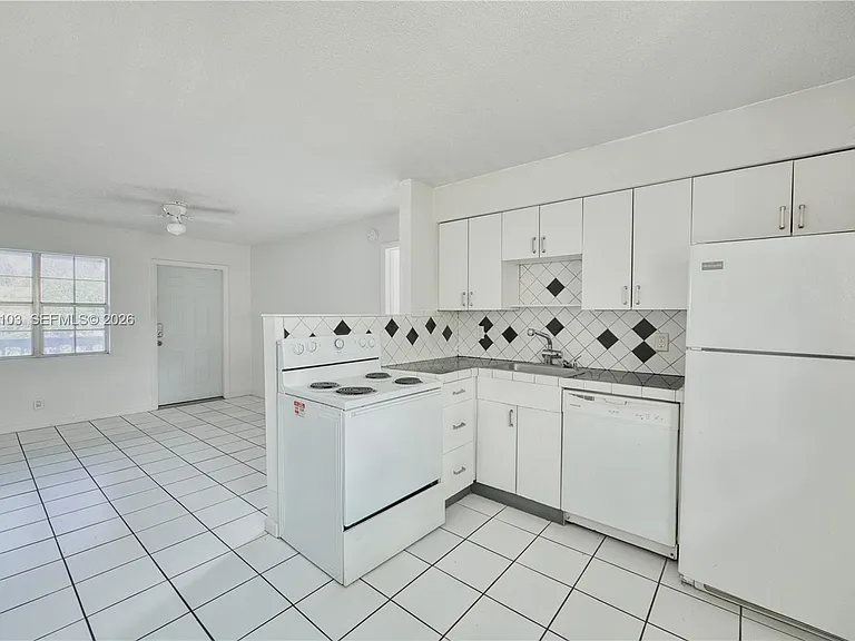 400 SE 31st St #6 — Photo 3