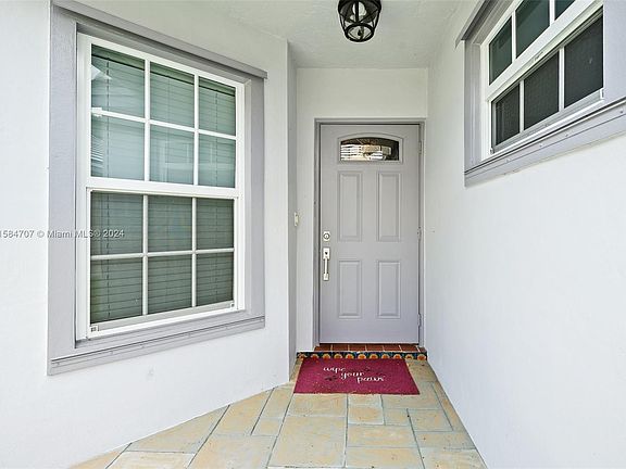 4th image of 2661 Lake Park Cir W