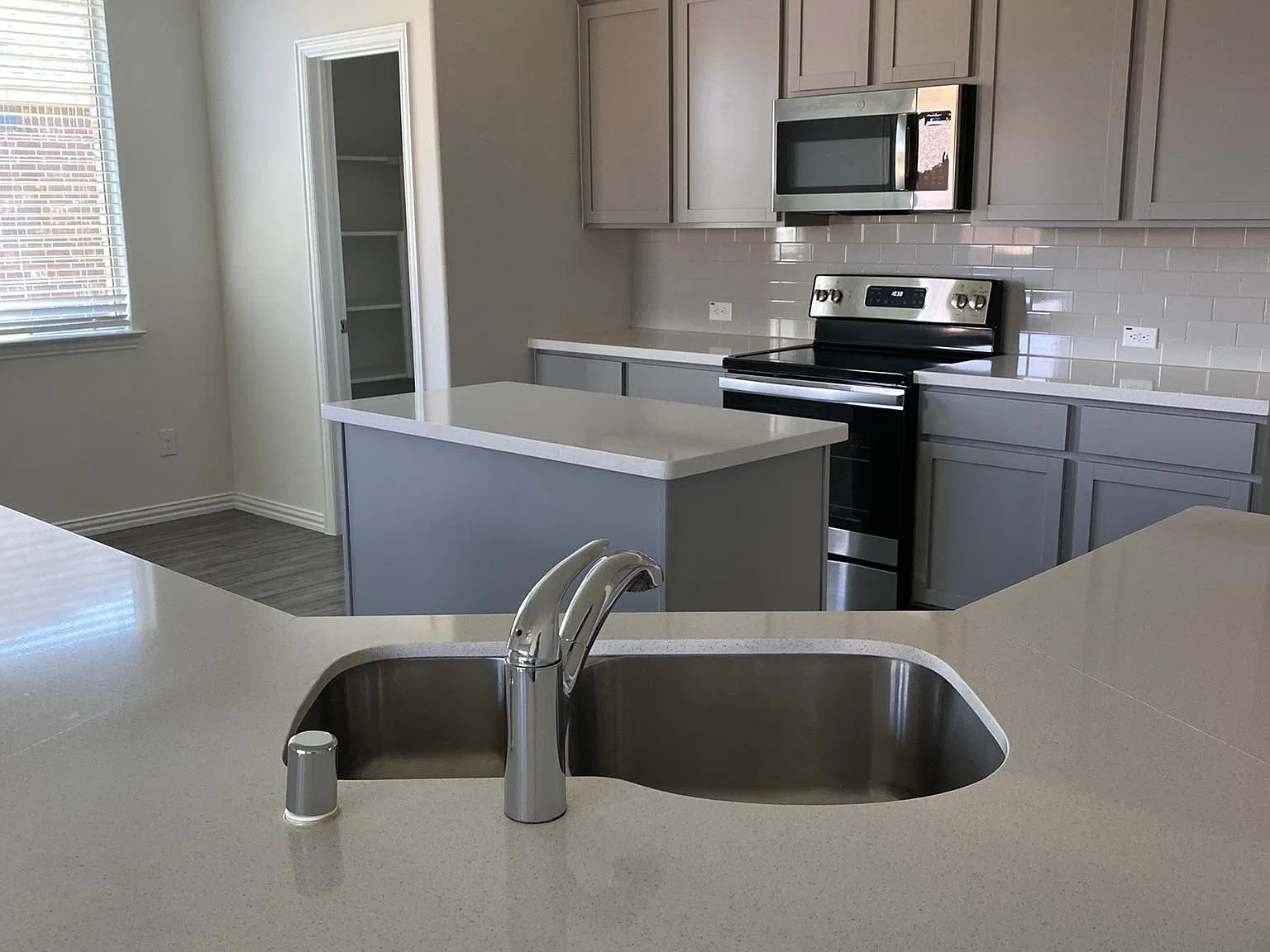 4 bed, 1996 sqft, $2,199 — Photo 1