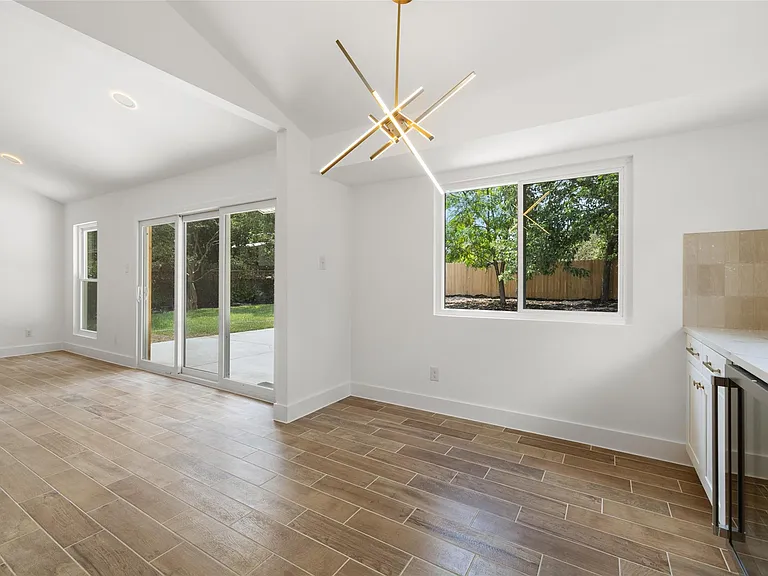 1111 Spearson Ln — Photo 9