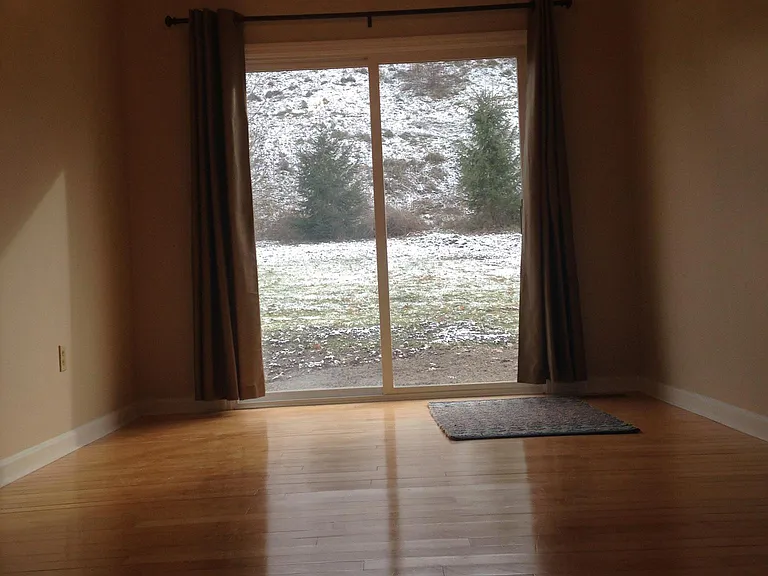 Dining room
(Photo was taken prior to the patio.)