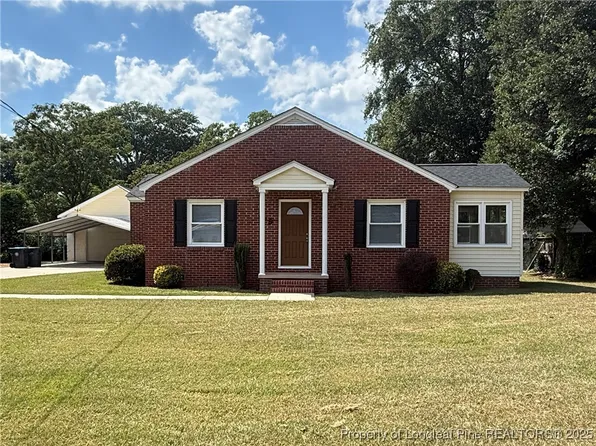 109 N Dickson St, Raeford, NC 28376