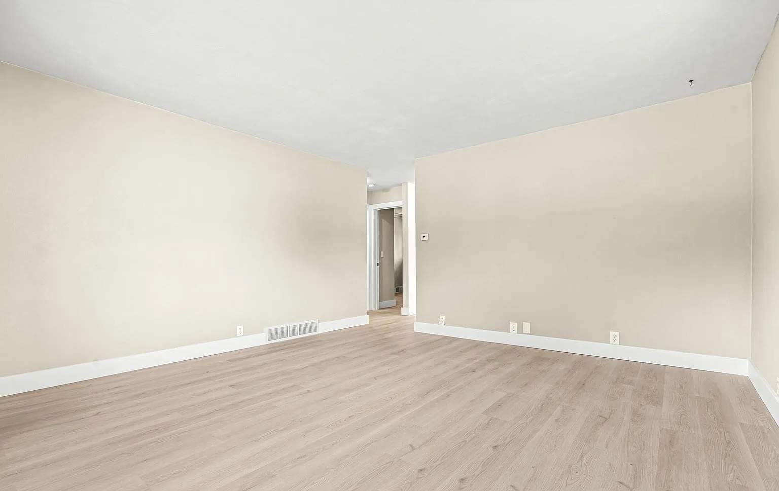 3 bed, 950 sqft, $1,850 — Photo 3