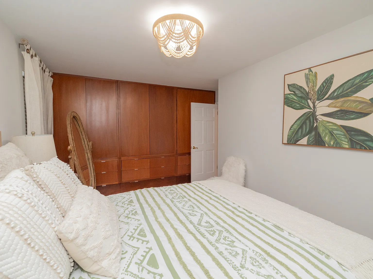 944 Lakeview Drive - 1 — Photo 3