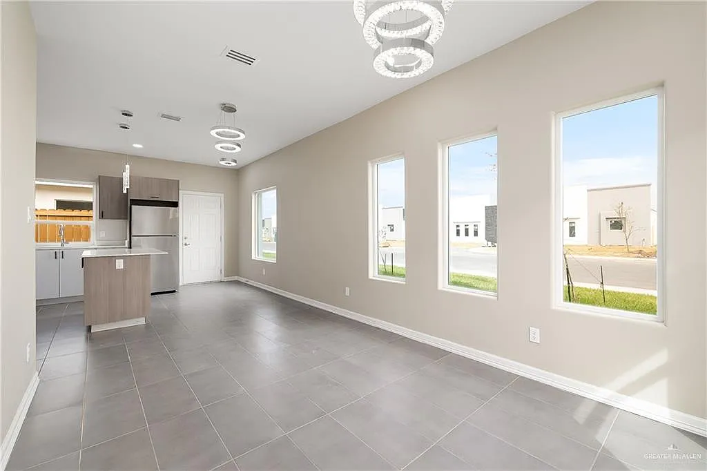 3 bed, 2.0 bath, 980 sqft, $1,050 — Photo 3