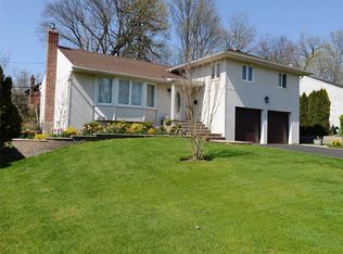 77 Robby Ln, New Hyde Park, NY 11040