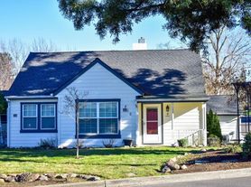 902 N Keene Way Dr, Medford, OR