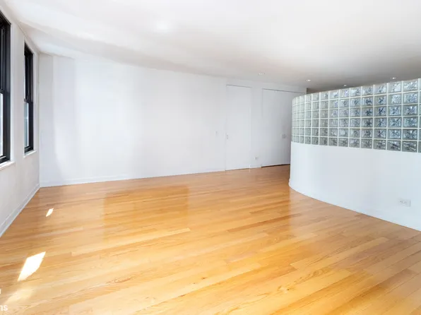 56 Pine Street image 8 of 13