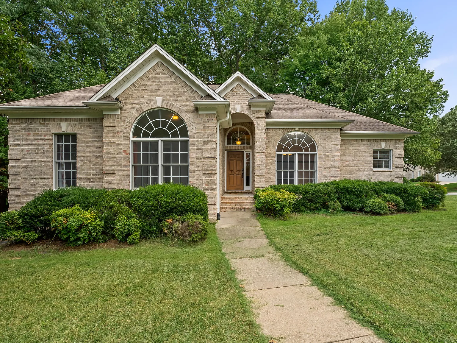 4 bed, 2.5 bath, 2417 sqft, $2,600 — Photo 1