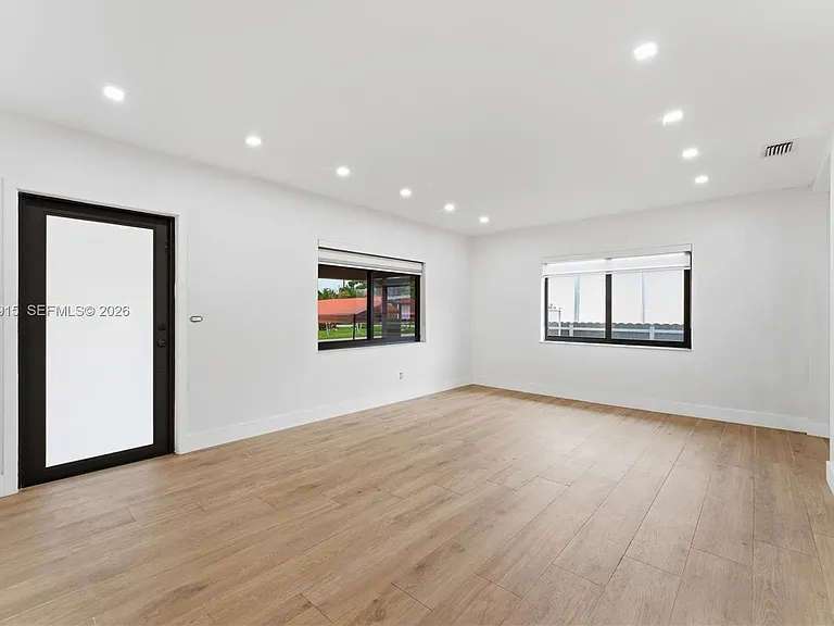 121 SW 71st Ave — Photo 6
