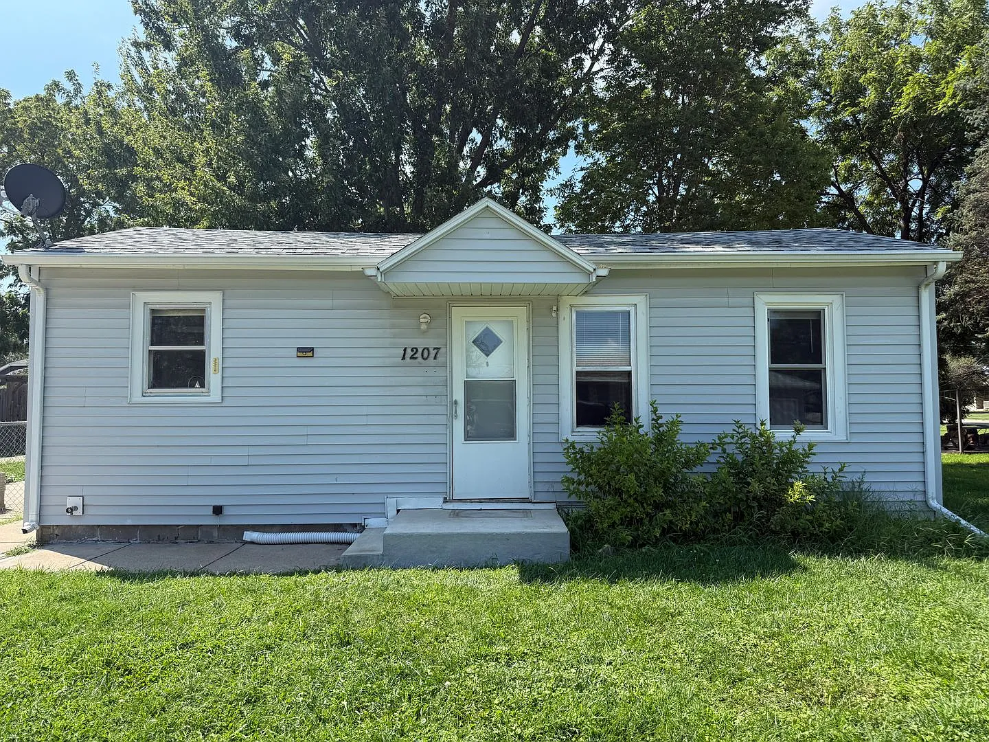Tired of apartment living? This 1 Bedroom, 1 Bath House is for you! — Photo 1