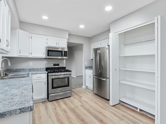 3rd image of 212 Blackhawk Dr