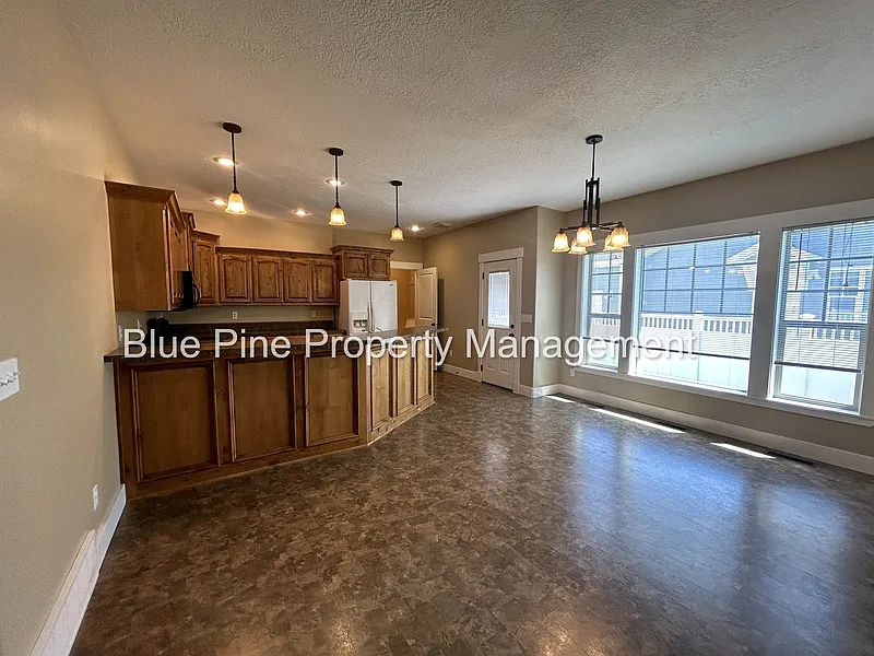 3 bed, 2.0 bath, 2648 sqft, $1,795 — Photo 4