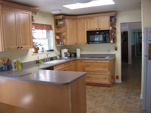 New Kitchen w/Maple Cabinets!