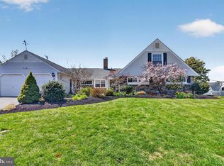 87 Flamehill Rd, Levittown, PA