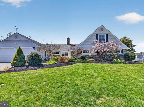 87 Flamehill Rd, Levittown, PA 19056