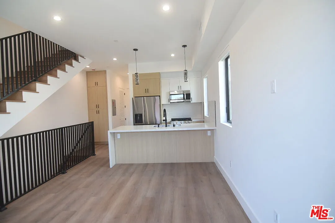 3 bed, 3.5 bath, 1800 sqft, $4,595 — Photo 4