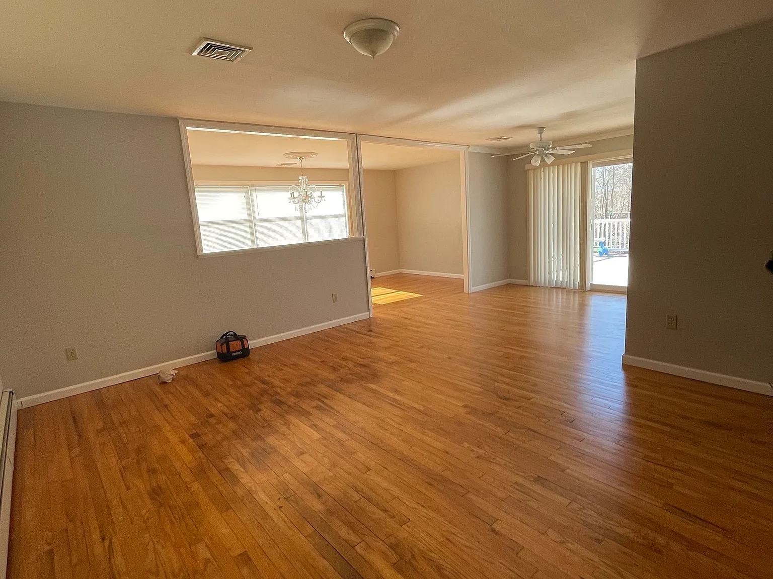 3 bed, 2.0 bath, 2376 sqft, $3,950 — Photo 2