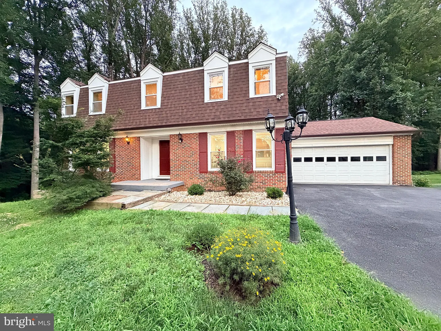 6 bed, 4.5 bath, 3958 sqft, $6,495 — Photo 2