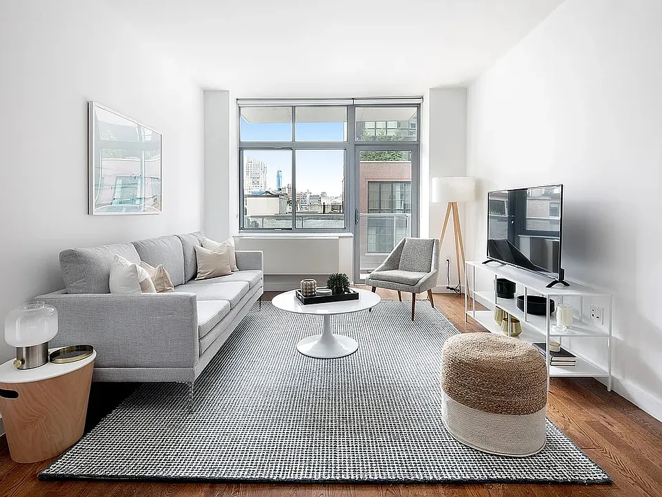 260 W 26th St #7I