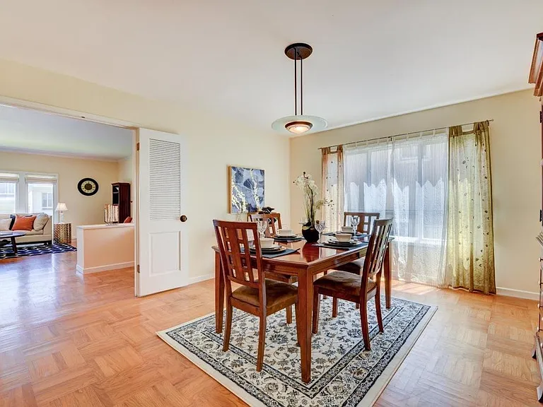 DINNING ROOM IN THE CENTER OF THE HOUSE BETWEEN LIVING ROOM AND THE KITCHEN( COULD BE USED FOR BED ROOM)