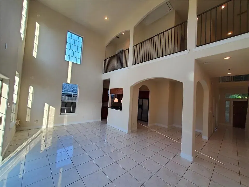 4 bed, 3.5 bath, 2684 sqft, $2,900 — Photo 2