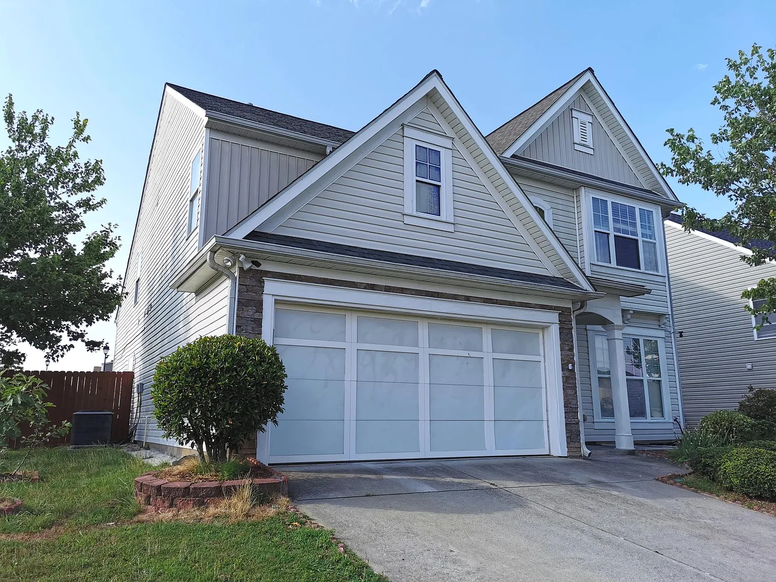 4 bed, 2.5 bath, 2540 sqft, $2,500 — Photo 2