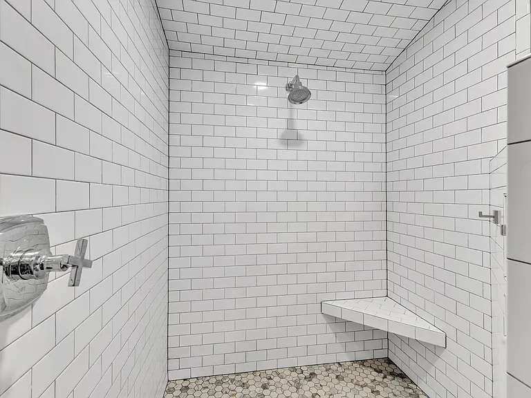 1126 Trailwood Dr — Photo 5