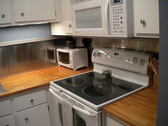 Right Side kitchen, has under cabinet lighting