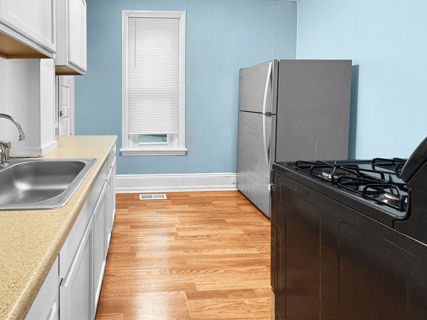 2 bed, 1.0 bath, $1,450 — Photo 2