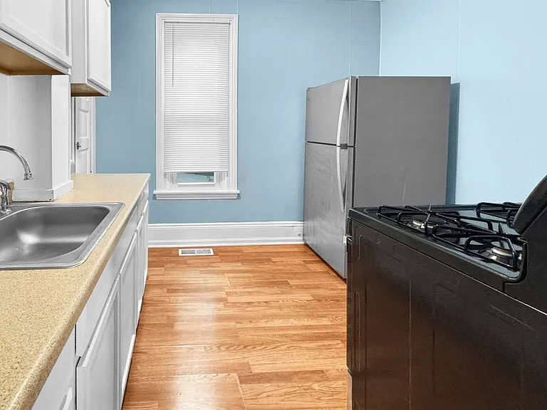 301 Spencer St NE — Photo 2