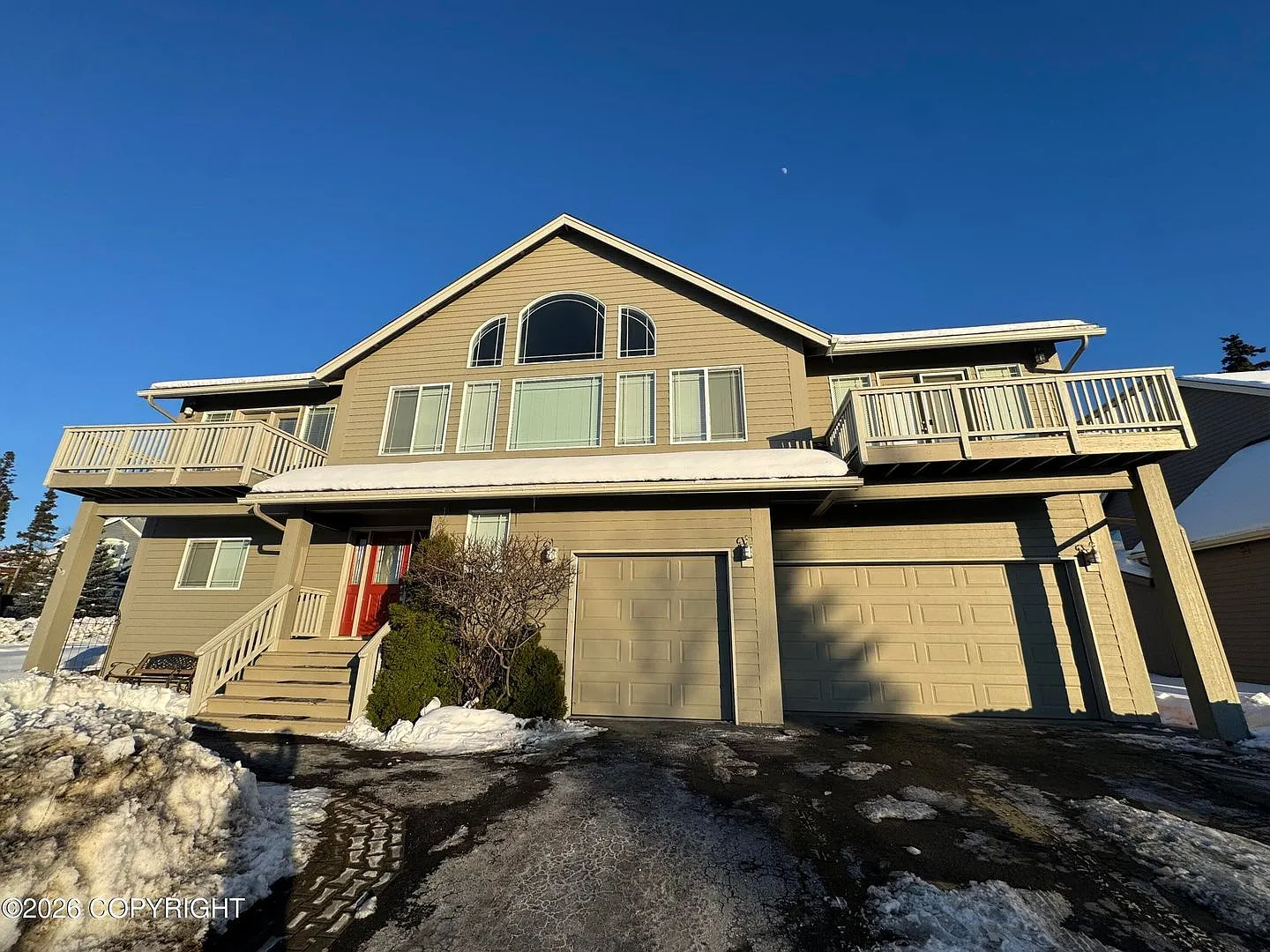 Stunning home in Goldenview — Photo 1