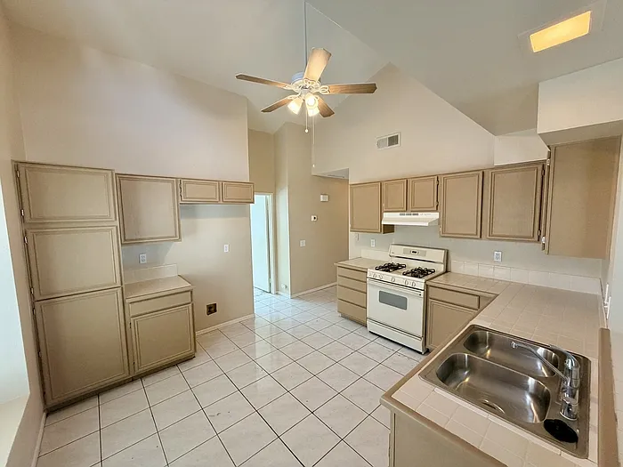 2036 Orchard Dr — Photo 8