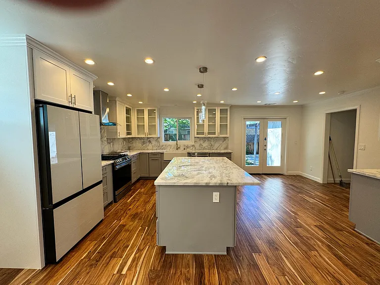 913 Mockingbird Ln — Photo 1