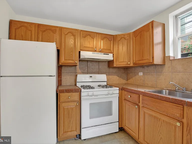 1519 Emily St — Photo 11