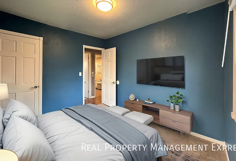 808 S Glendale Ave — Photo 2