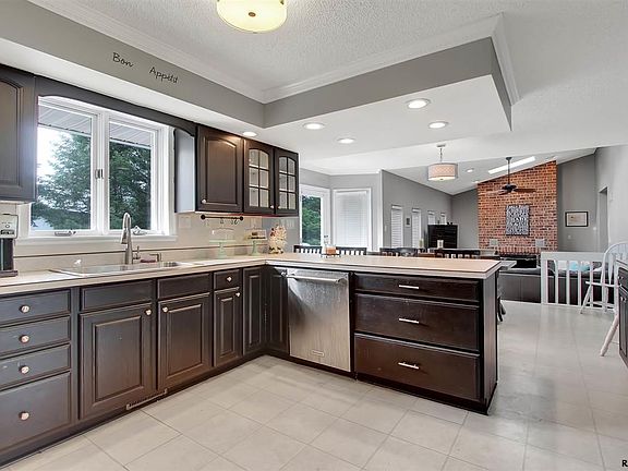 5th image of 55 Stoneridge Dr