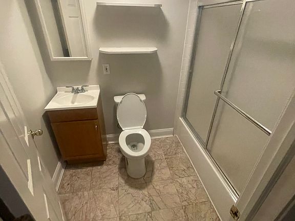 5th image of 944 Fairfield Ave #1