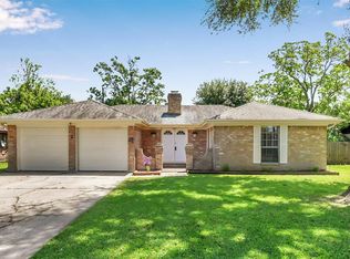 2 S Heights Dr, La Marque, TX 77568